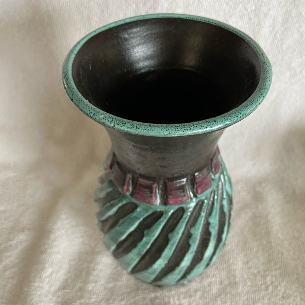 🩷 Vtg ITALIAN Hand Made POTTERY VASE Carved Designs in TEAL/BURGUNDY/Metallic Bl - Picture 3 of 11